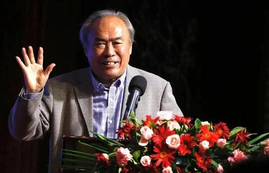 被称作詹姆斯·史密斯的，是一位四十多岁的中年白人，他见到魏亮，颇有些不好意思的说道：很抱歉魏先生，让你久等了，家里有点事情需要我处理。